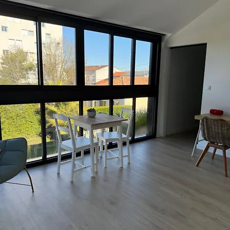 Poolside Retreat In Lejlighed Le Bouscat